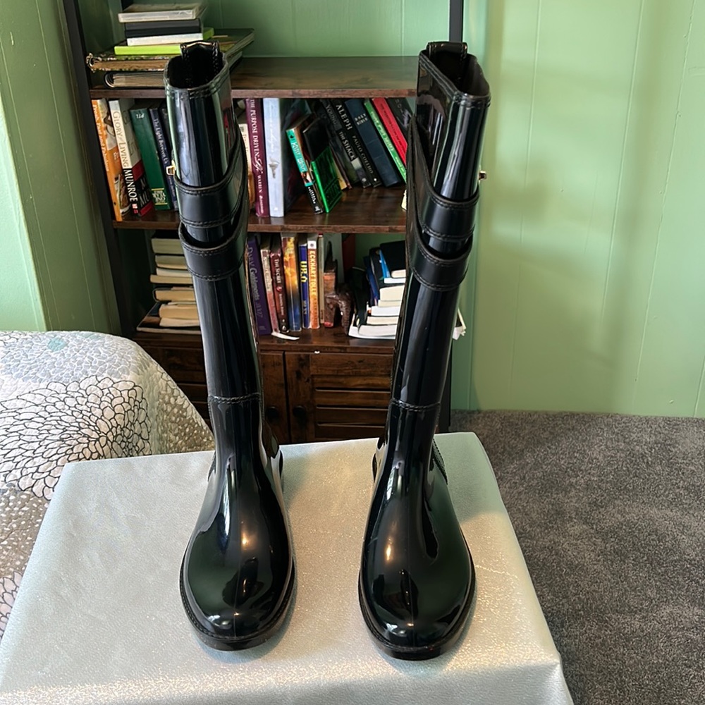 Coach, beautiful ladies boots. Long boots size 8. In Great condition!